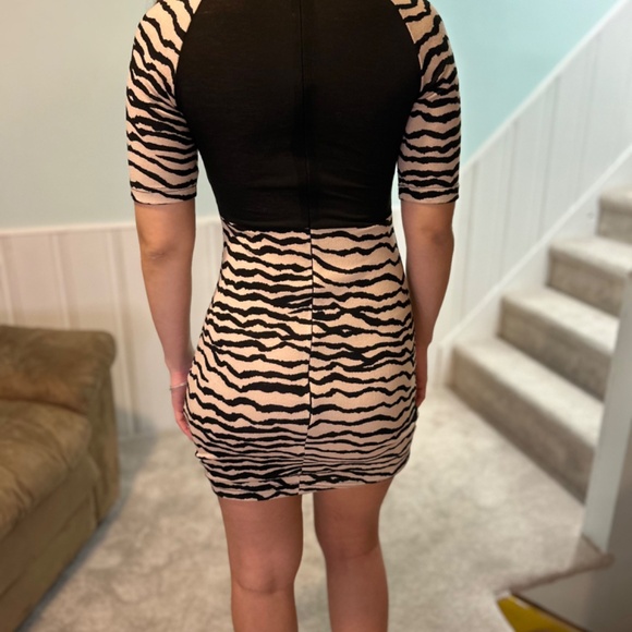 Fitted party dress - Picture 2 of 6